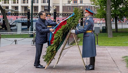 Делегация ЕЭК возложила цветы  к Могиле Неизвестного Солдата