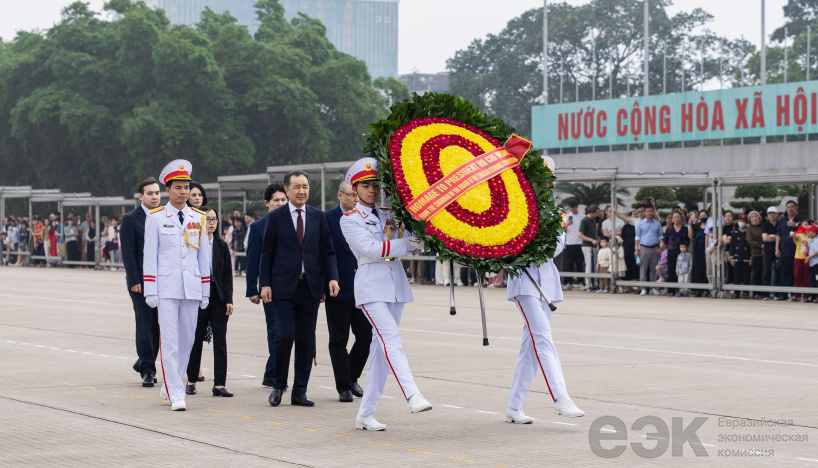 Старшыня Калегіі ЕЭК усклаў вянок да маўзалея Хо Шы Міна
