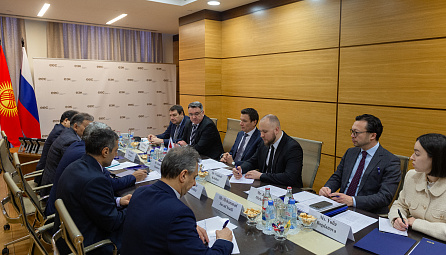 Министр по торговле ЕЭК Андрей Слепнев провел встречу с замминистра иностранных дел Ирана Хамидом Ганбар