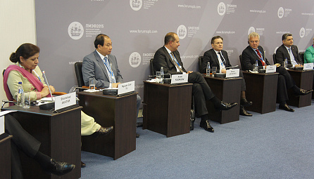 Chairman of the EEC Board Victor Khristenko moderated SPIEF session 