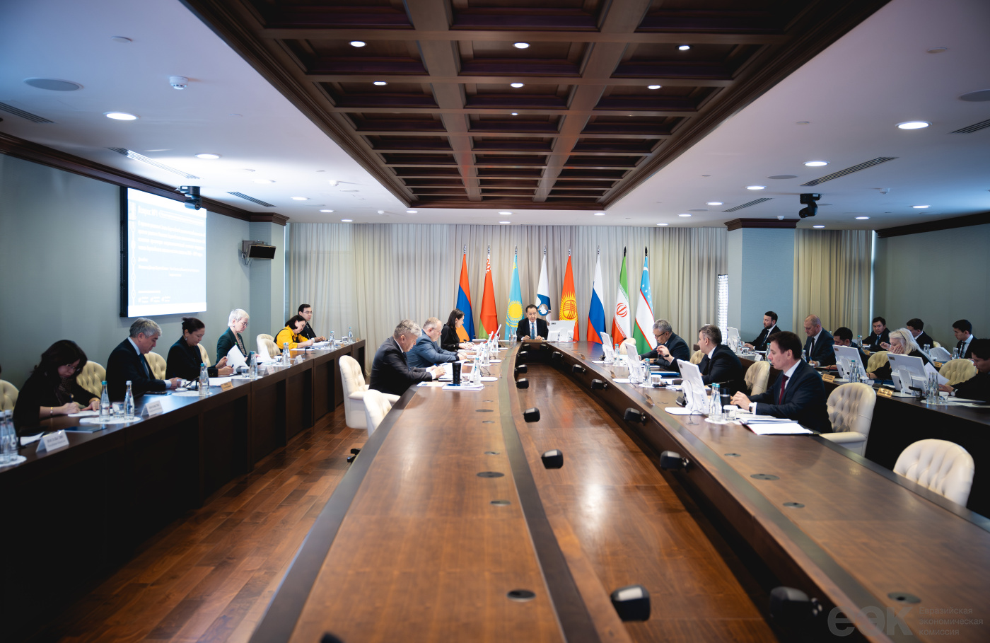 Жалаңаш әйел ит стиліндегі бейне