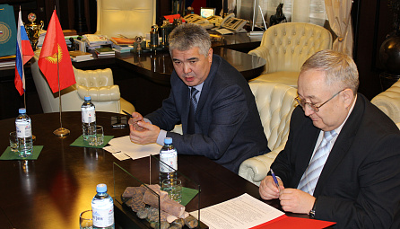 Meeting of the EEC Minister Mukai Kadyrkulov with the Rector of the Financial University Mikhail Eskindarov