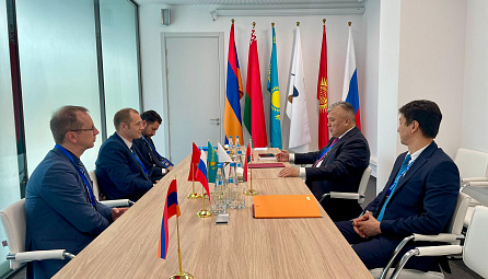 Арзыбек Кожошев провел переговоры с министром энергетики Беларуси Денисом Морозом