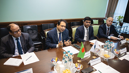 Встреча министра по интеграции и макроэкономике ЕЭК Данияра Иманалиева с Чрезвычайным и Полномочным Послом Бангладеш в России Мохаммадом Назрулом Исламом