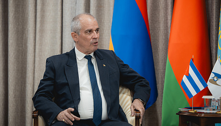 Бакытжан Сагинтаев принял верительную грамоту нового постпреда Кубы при ЕЭК Энрике Орта Гонсалеса