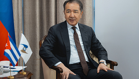 Бакытжан Сагинтаев принял верительную грамоту нового постпреда Кубы при ЕЭК Энрике Орта Гонсалеса