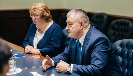 Арзыбек Кожошев провел встречу с главой Координационного совета по трансъевразийским перевозкам Михаилом Гончаровым