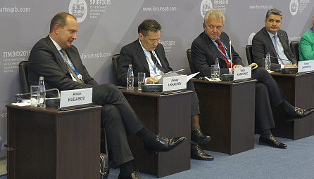 Chairman of the EEC Board Victor Khristenko moderated SPIEF session 