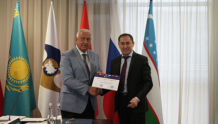 Награждение почетными грамотами министров и сотрудников ЕЭК за активное участие в организации ЕЭФ'22