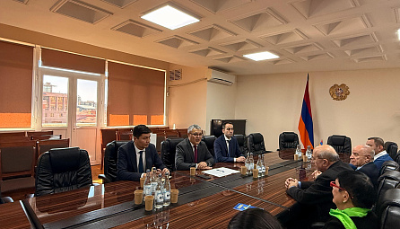 Данияр Иманалиев провел переговоры в Ереване