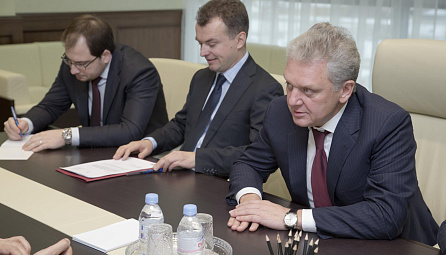 ЕЭК Коллегиясының төрағасы Виктор Христенко мен Үндістанның Ресейдегі Төтенше және Өкілетті Елшісі Аджай Малхордың кездесуі