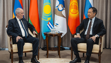 Бакытжан Сагинтаев принял верительную грамоту нового постпреда Кубы при ЕЭК Энрике Орта Гонсалеса