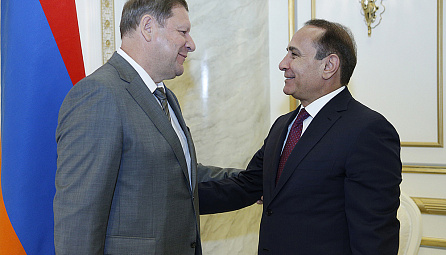 The meeting of Sergey Sidorskiy, EEC Minister with the Prime Minister of Armenia, Hovik Abrahamyan. 
