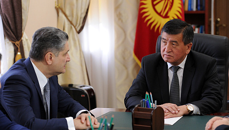 Сустрэча Прэм'ер-міністра Кыргызскай Рэспублікі Сааранбая Жээнбекава са Старшынёй Калегіі ЕЭК Тыгранам Саркісянам