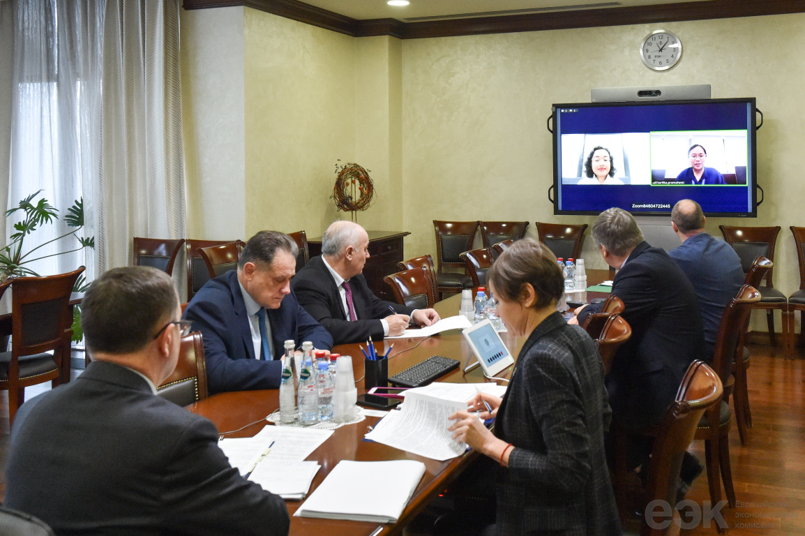 Рабочая встреча Владимира Синкевича с руководителем подразделения по конкуренции, защите прав потребителей и интеллектуальной собственности Секретариата АСЕАН Тханг Ван Луонгом(5)