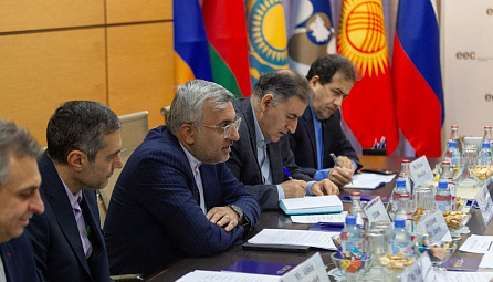 Министр по торговле ЕЭК Андрей Слепнев провел встречу с замминистра иностранных дел Ирана Хамидом Ганбар