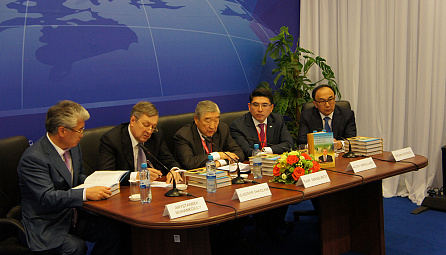 Minister of the EEC Tair Mansurov presented a book dealing with the implementation of the Eurasian project of Nursultan Nazarbayev