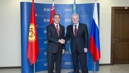 A meeting between the EEC Board Chairman Viktor Khristenko and the Prime-Minister of Kyrgyzstan Djoomart Otorbaev. 