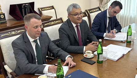 Встреча министра ЕЭК Данияра Иманалиева и Чрезвычайного и Полномочного Посла Республики Узбекистан в России Ботиржона Асадова