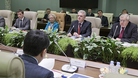 A meeting between the EEC Board Chairman Viktor Khristenko and the Prime-Minister of Kyrgyzstan Djoomart Otorbaev. 