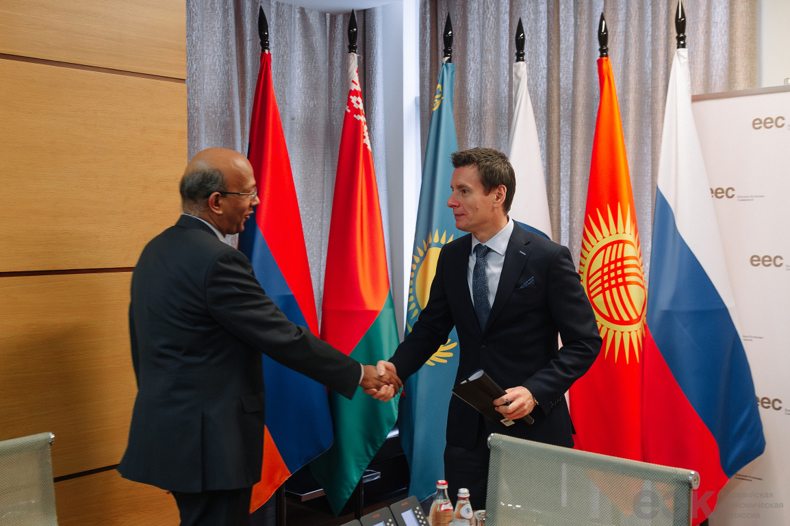 Жалаңаш күйеуге шыққан жезөкшелер