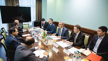 Встреча министра по интеграции и макроэкономике ЕЭК Данияра Иманалиева с Чрезвычайным и Полномочным Послом Бангладеш в России Мохаммадом Назрулом Исламом