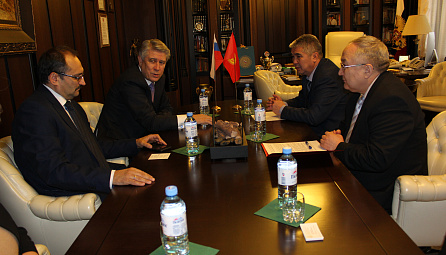 Meeting of the EEC Minister Mukai Kadyrkulov with the Rector of the Financial University Mikhail Eskindarov