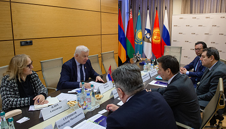 Рабочая встреча министра по торговле ЕЭК Андрея Слепнева с послом Сербии в России Момчило Бабичем