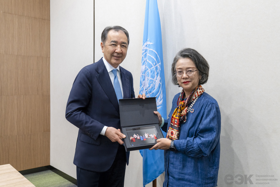 Рабочая встреча Председателя Коллегии ЕЭК Бакытжана Сагинтаева с заместителем Генерального секретаря ООН – Исполнительным секретарем ЭСКАТО Армидой Салсия Алишахбаной(2)