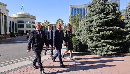 Министр ЕЭК Руслан Давыдов провел рабочую встречу с председателем государственного таможенного комитета при Министерстве экономики и финансов Республики Узбекистан Акмалхужой Мавлоновым