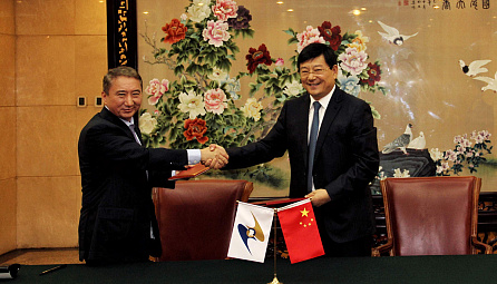 Signing the Memorandum on Antitrust Policy between the EEC and the National Development and Reform Commission of China