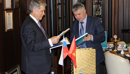 ԵՏՀ Նախարար Մուկայ Կադիրկուլովի հանդիպումը Ֆինանսական համալսարանի ռեկտոր Միխայիլ Էսկինդարովի հետ