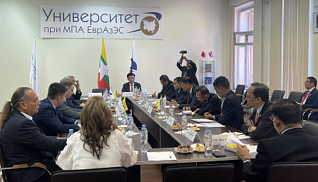 Переговоры министра ЕЭК Сергея Глазьева и делегации Мьянмы на ПМЭФ-2024