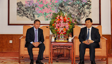 Signing the Memorandum on Antitrust Policy between the EEC and the National Development and Reform Commission of China