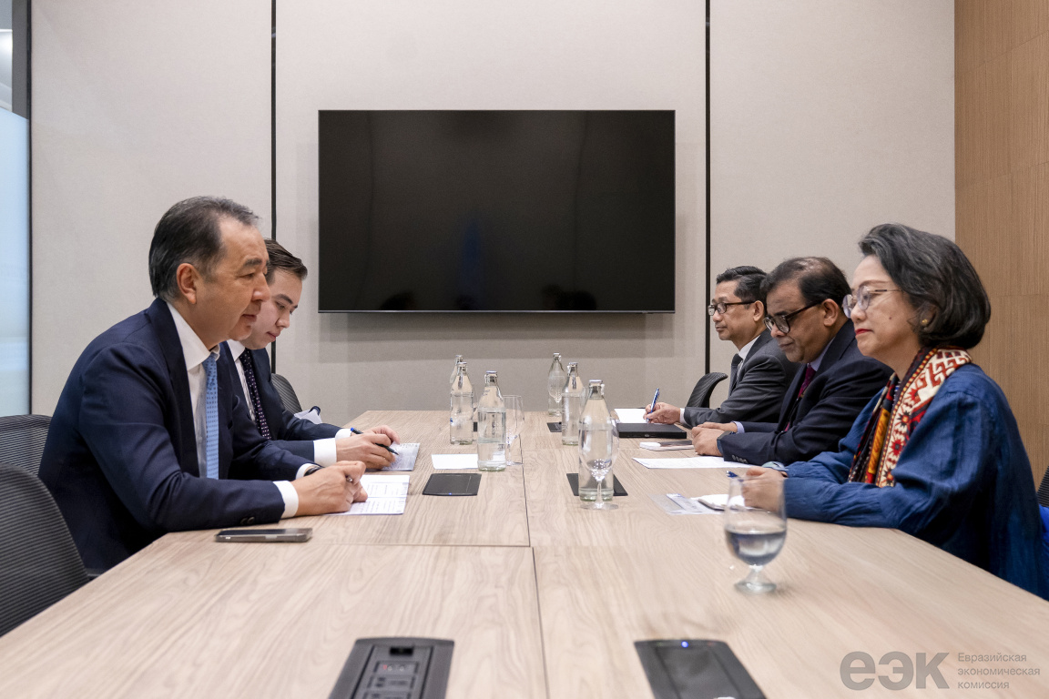 Рабочая встреча Председателя Коллегии ЕЭК Бакытжана Сагинтаева с заместителем Генерального секретаря ООН – Исполнительным секретарем ЭСКАТО Армидой Салсия Алишахбаной(1)