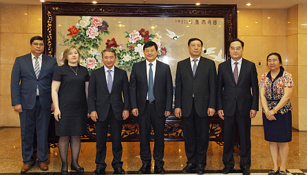 Signing the Memorandum on Antitrust Policy between the EEC and the National Development and Reform Commission of China