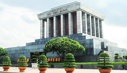 Председатель Коллегии ЕЭК возложил венок к мавзолею  Хо Ши Мина