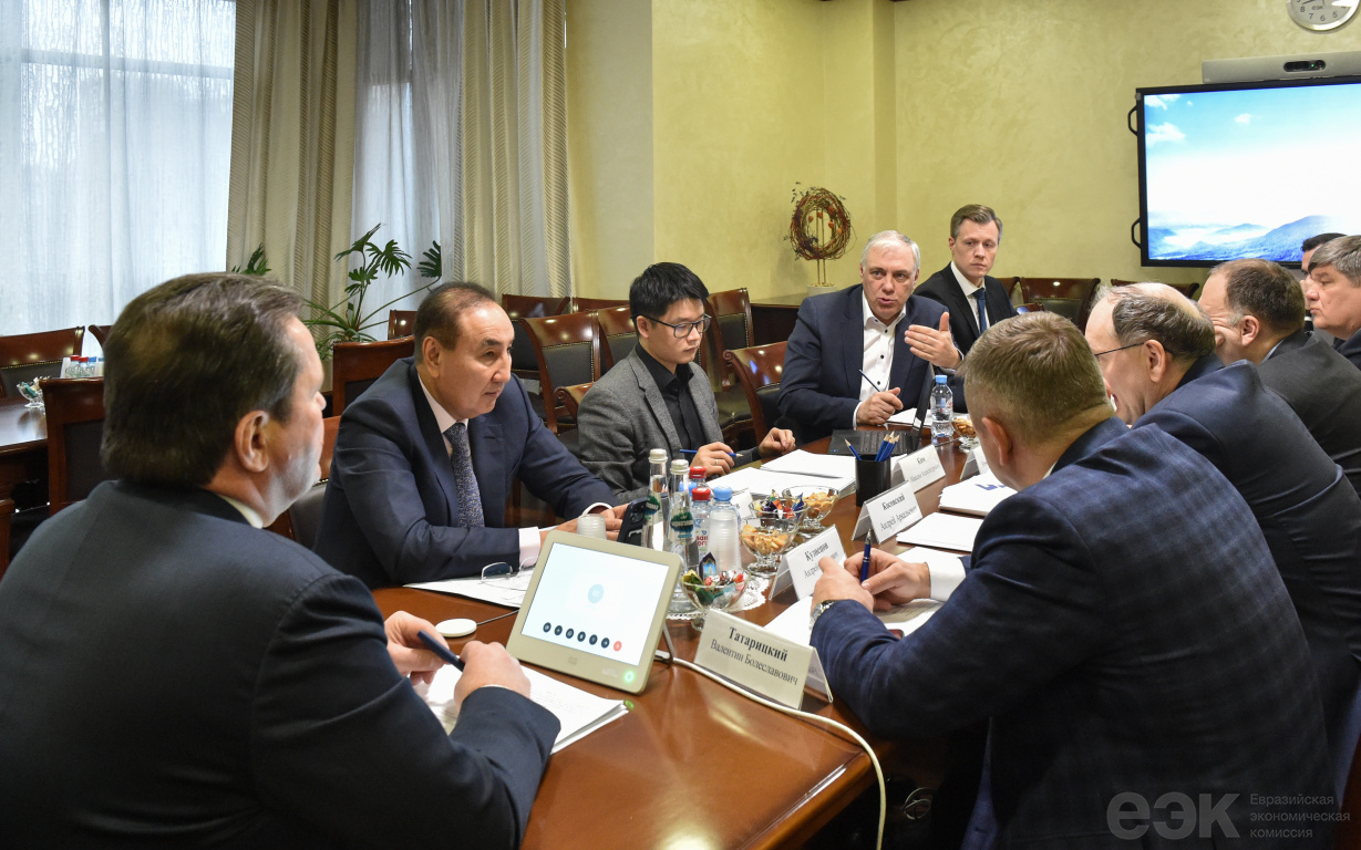 Рабочая встреча Валентина Татарицкого с заместителем министра промышленности Беларуси Андреем Кузнецовым (4)